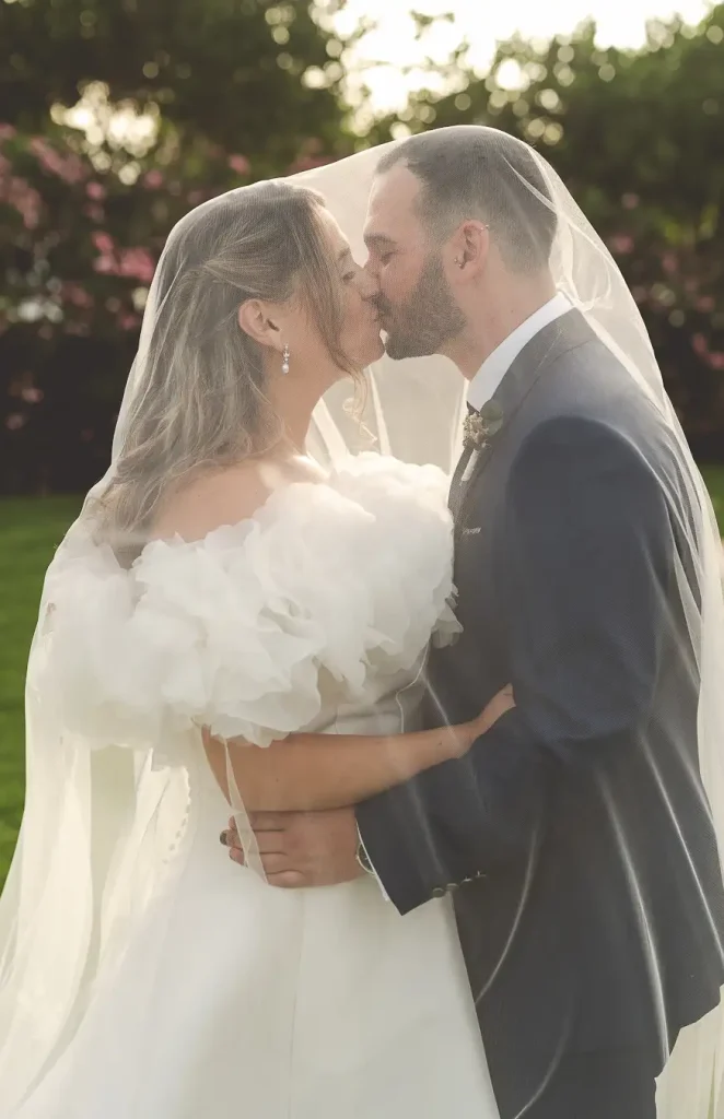 Abrazo de Marta y Álvaro durante la sesión de pareja