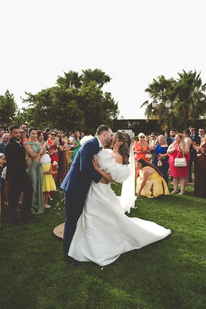 Salida de los novios entre los invitados.