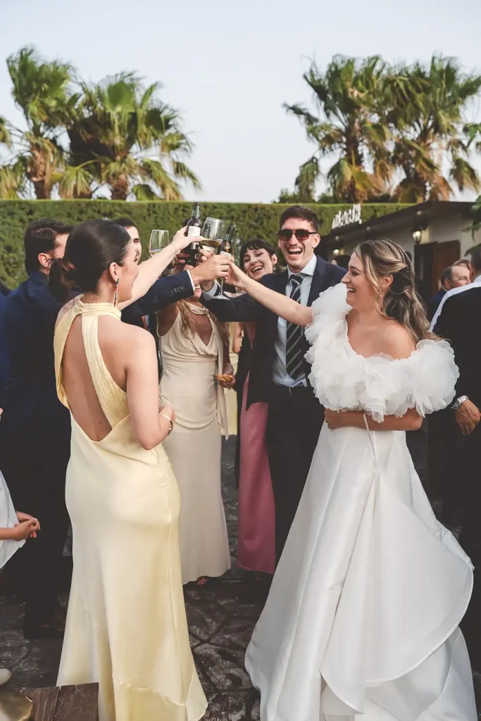 Brindis con amigos durante la boda.