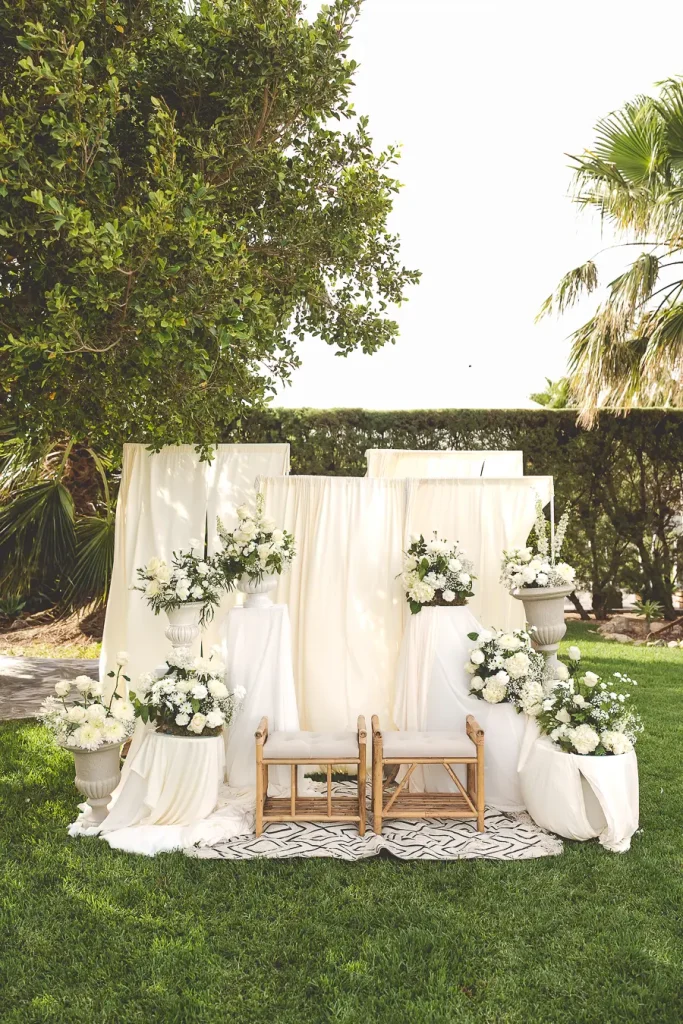 Decoración floral de la ceremonia.