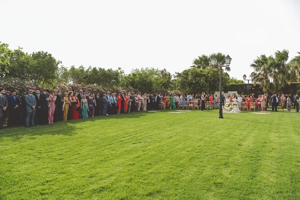 Invitados esperando el inicio de la ceremonia.