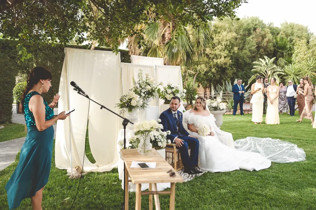 Momento de la ceremonia en el altar.
