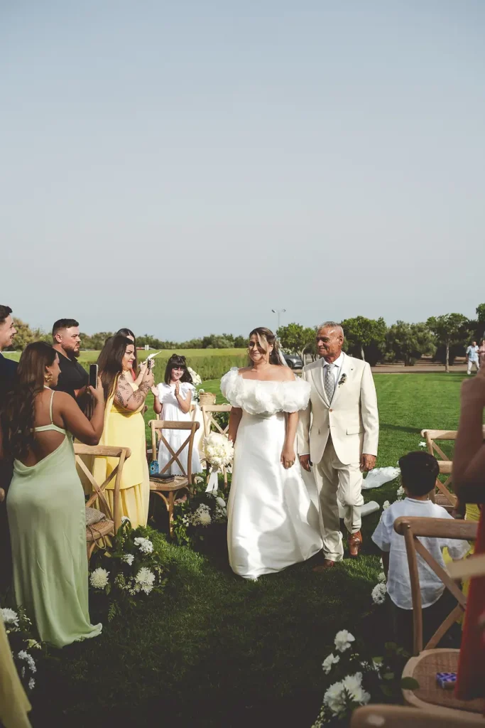 Llegada de la novia acompañada de su padrino.