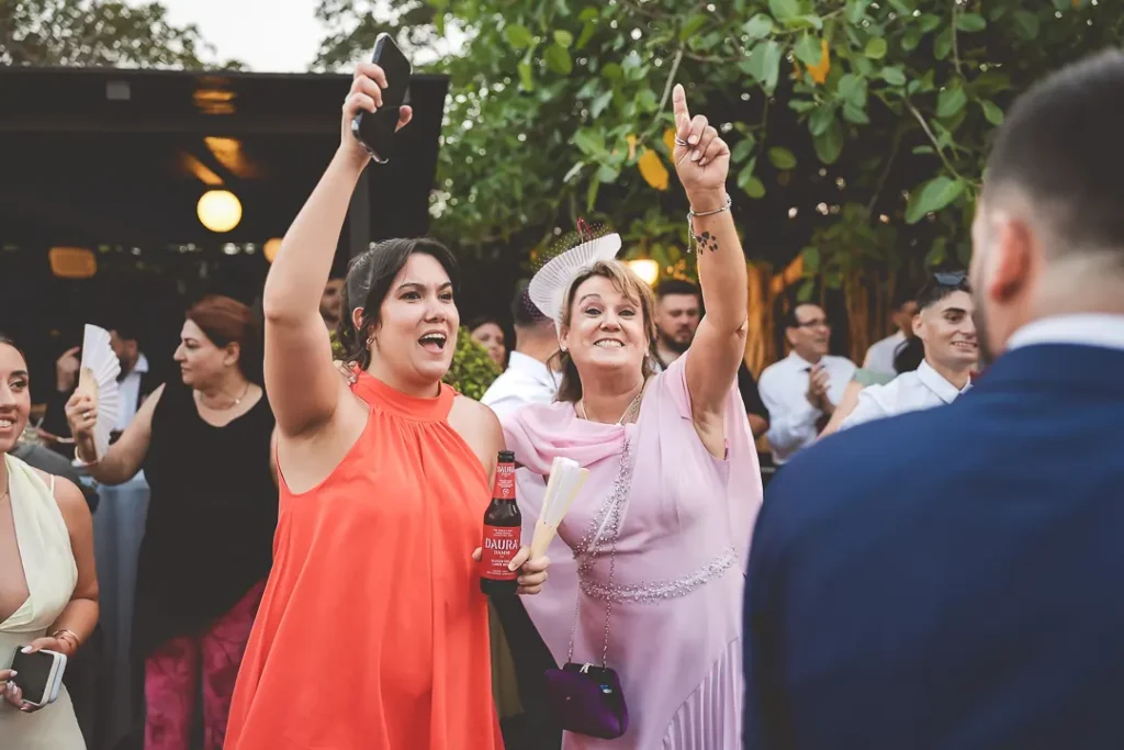 Celebración con familiares tras la ceremonia.