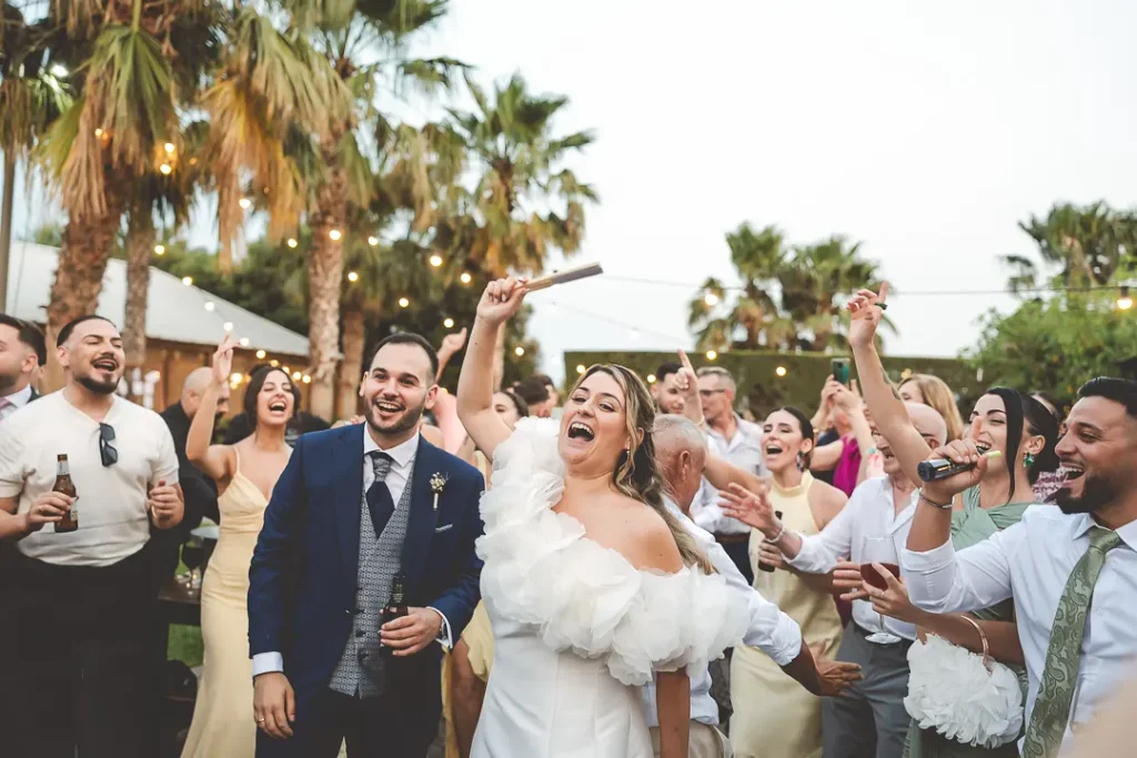 Invitados celebrando la boda.