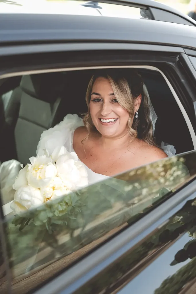 Salida de la novia del coche.