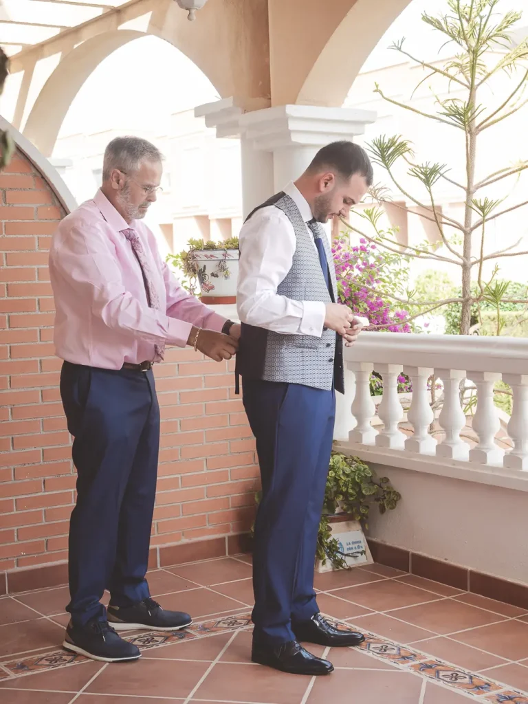 Padre de Álvaro durante los preparativos
