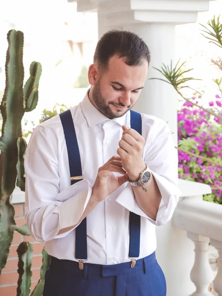 Preparativos del novio antes de la boda.