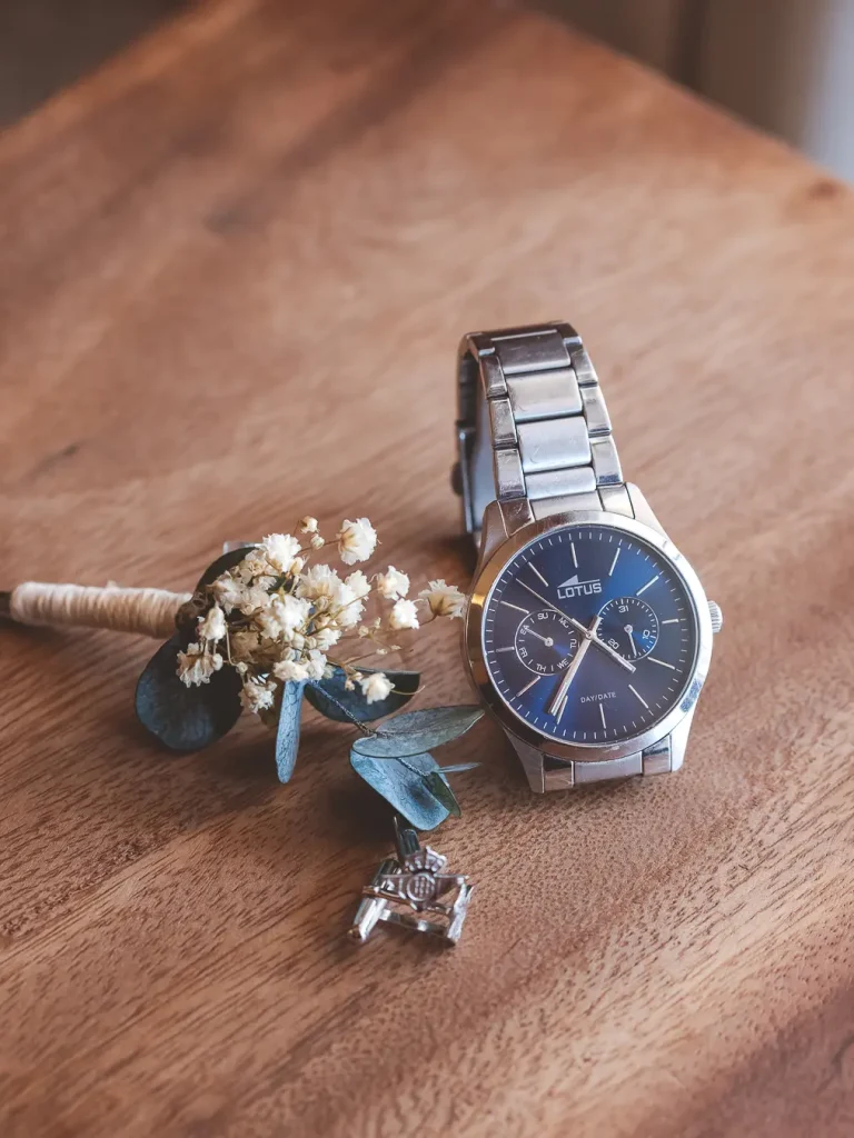 Reloj y complementos del novio.