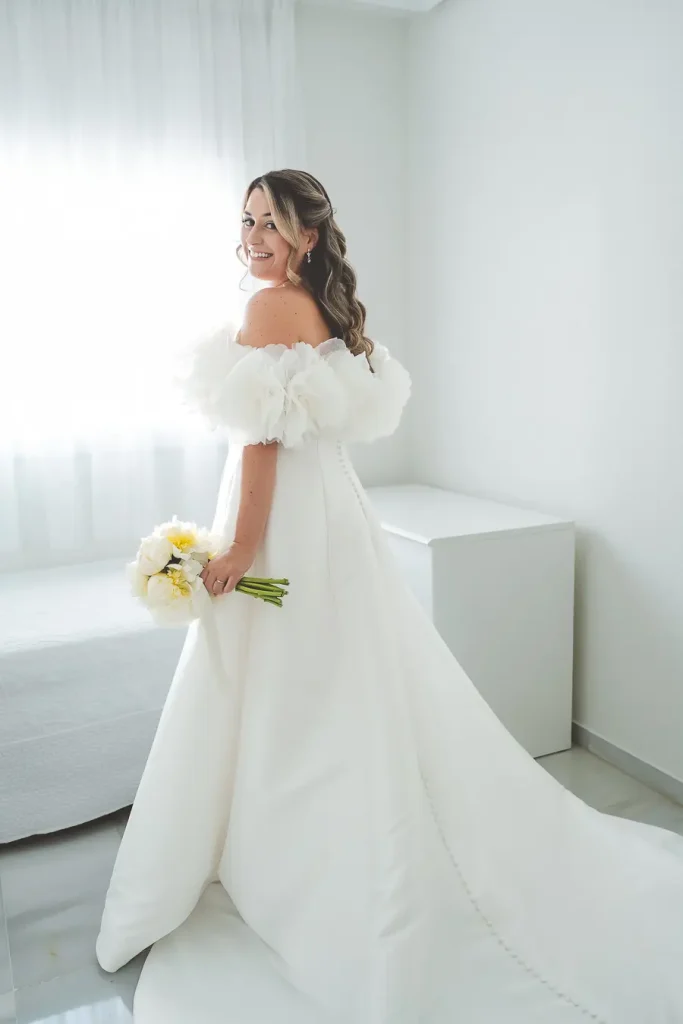 Retrato de Marta con su ramo de novia.