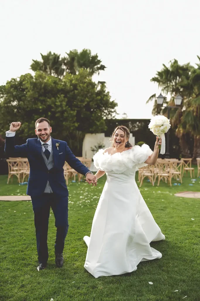 Recién casados durante la sesión de pareja.