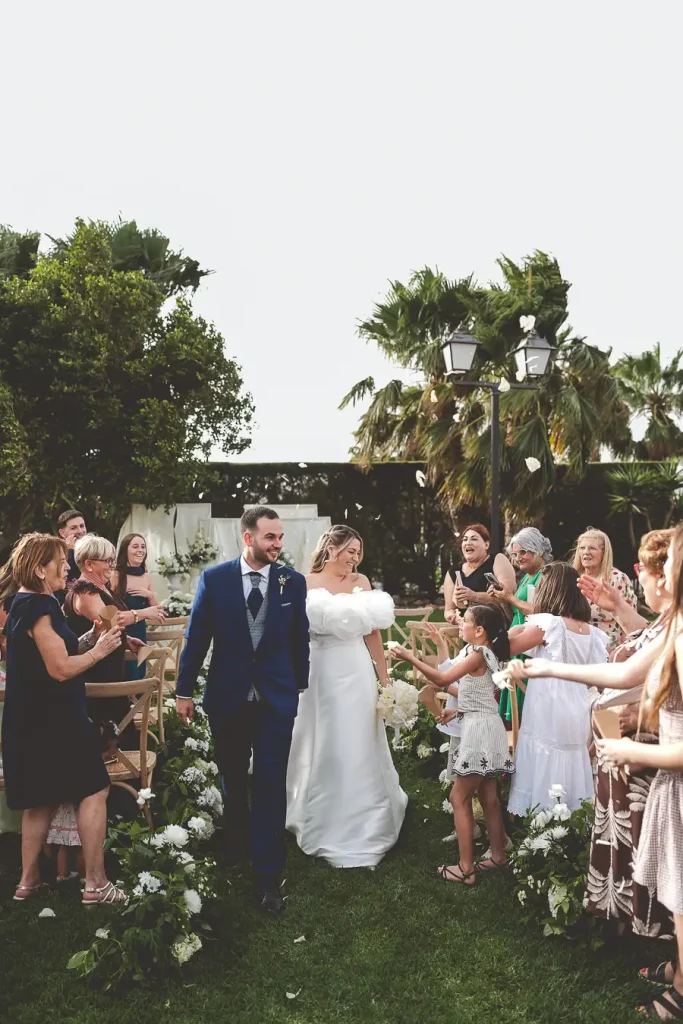 Salida de los recién casados tras la ceremonia.
