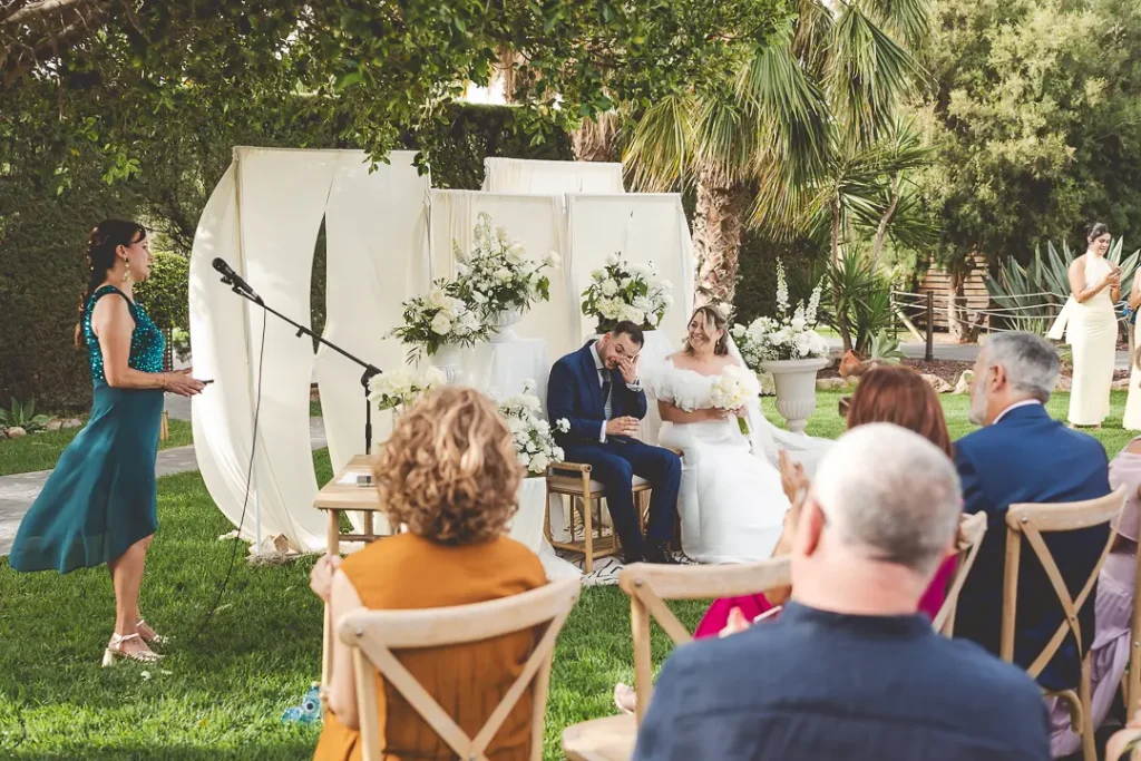 Tía de los novios durante la ceremonia.