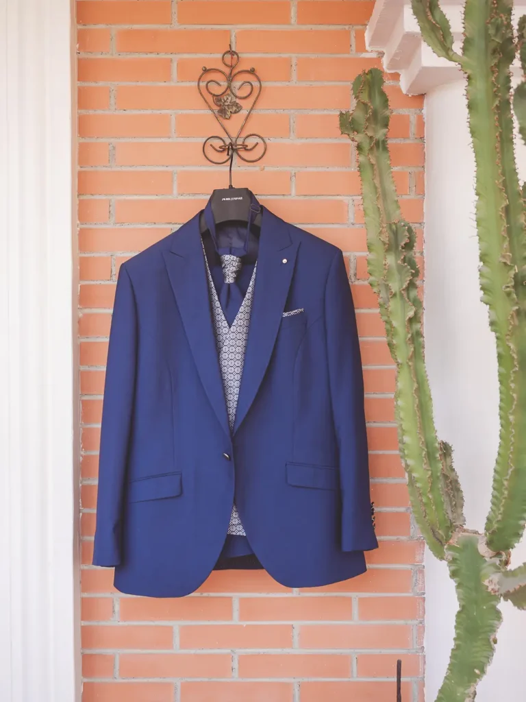 traje del novio preparado antes de la ceremonia.