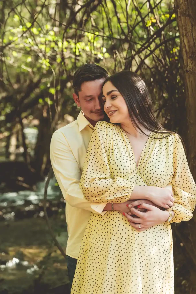 Retrato de Rocío e Iván abrazados durante su sesión de pareja