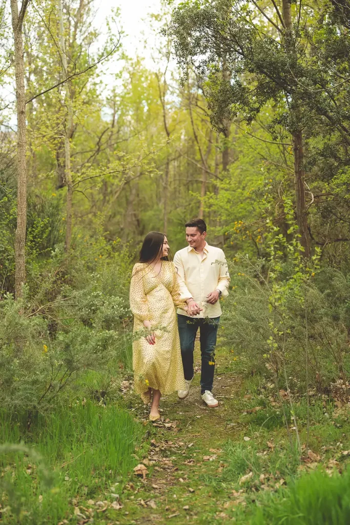 Rocío e Iván paseando por la naturaleza durante su preboda en Aldeire