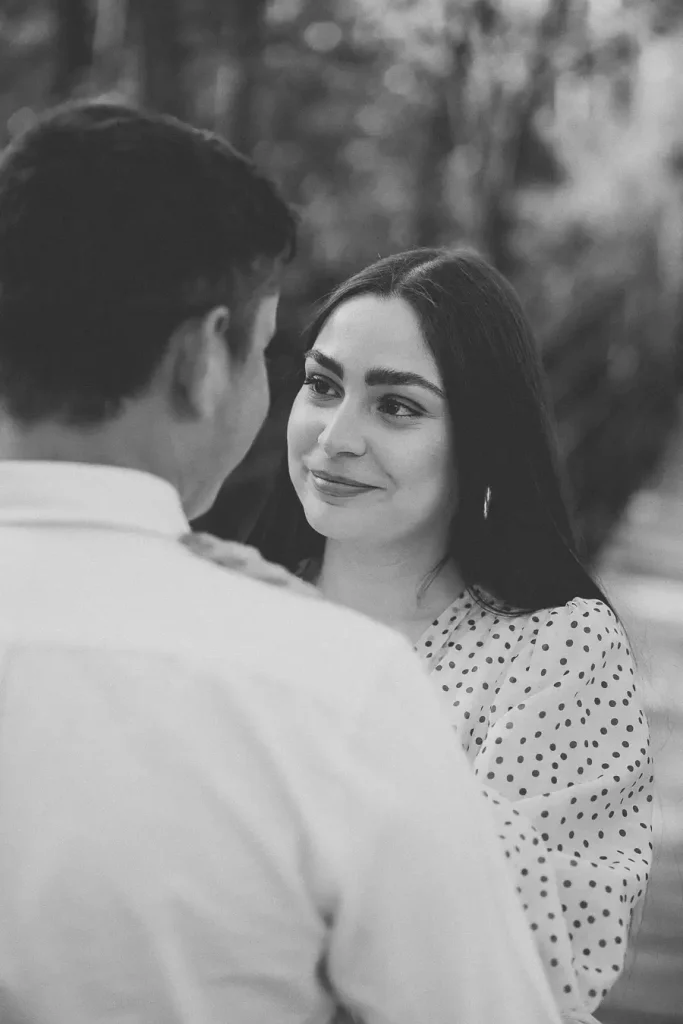 Retrato en blanco y negro de Rocío durante la sesión de preboda en Granada