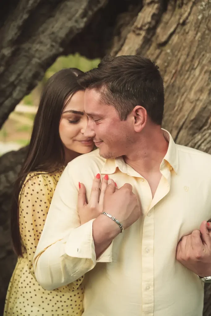 Rocío e Iván abrazados durante su sesión de preboda en Granada
