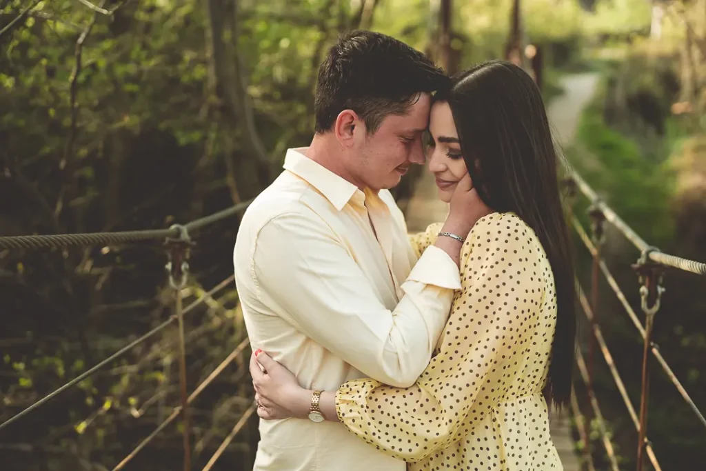Rocío e Iván abrazados entre la vegetación durante su preboda en Granada