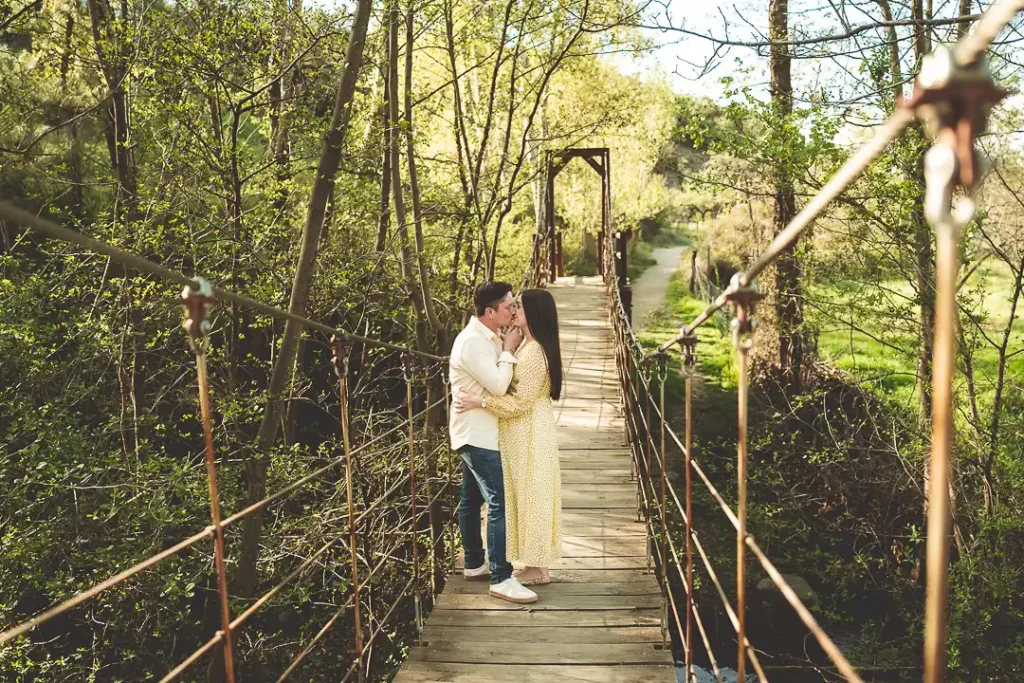 Rocío e Iván juntos en un puente rodeado de naturaleza