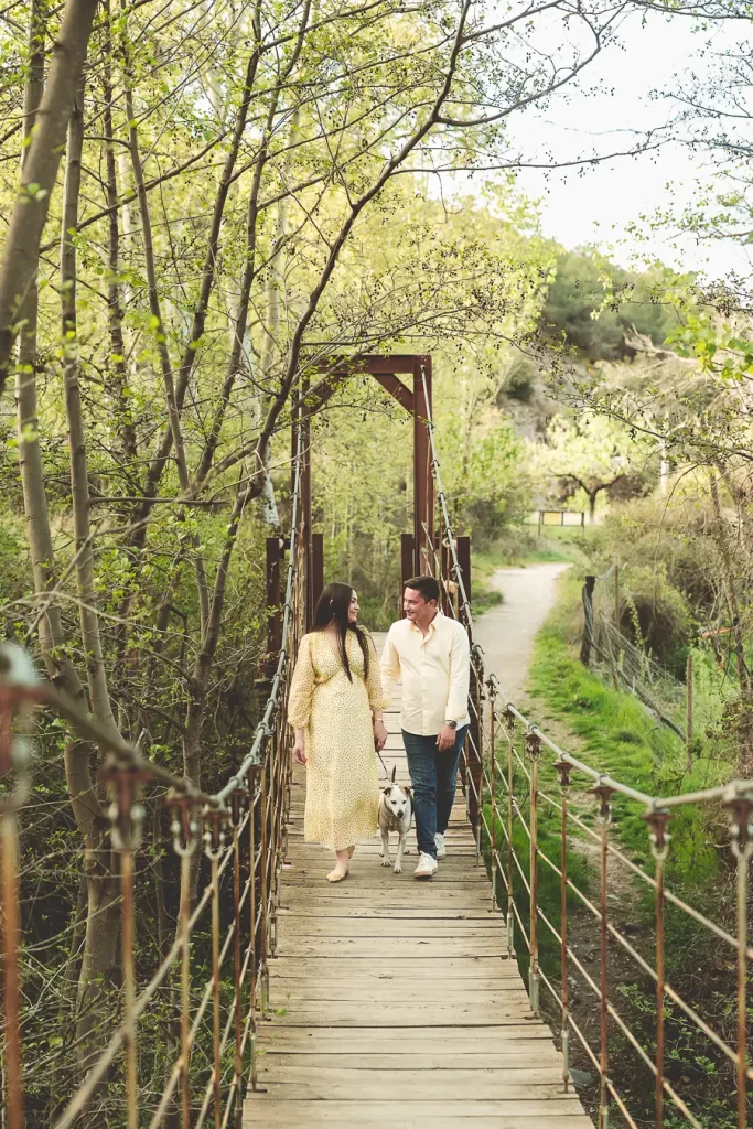 Rocío e Iván en un puente durante su preboda en Aldeire, Granada