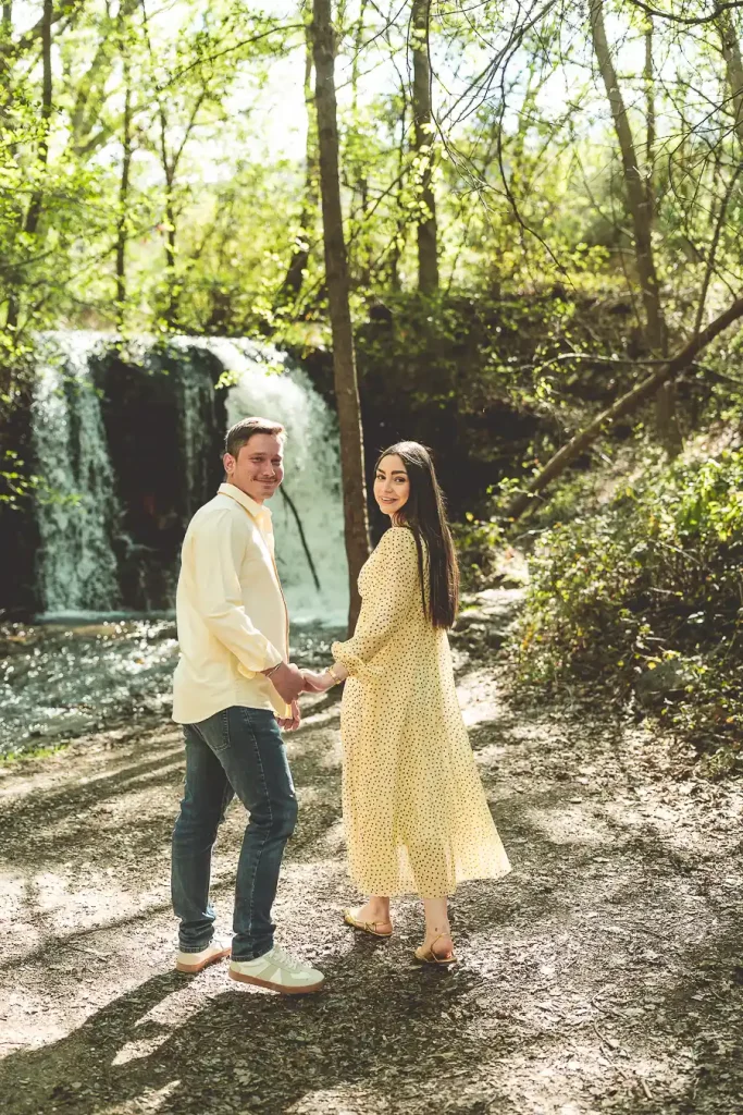 Rocío e Iván junto a una cascada durante su preboda en Granada