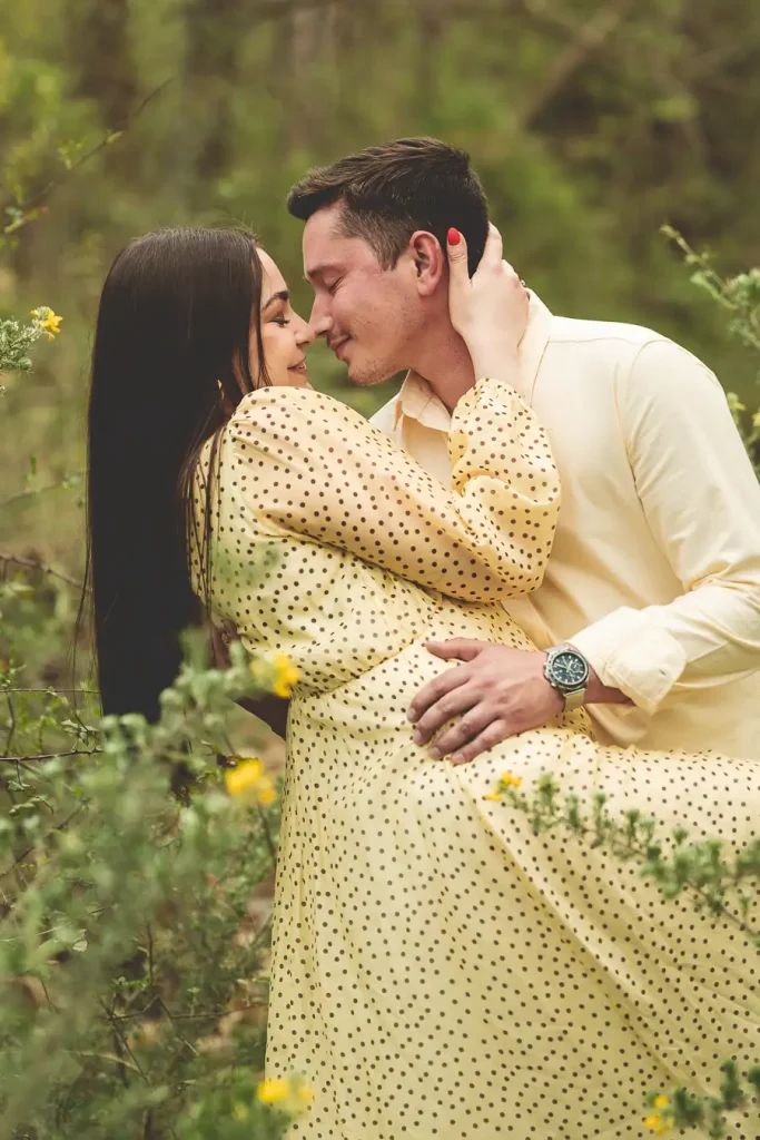Rocío e Iván abrazados durante su preboda en Granada