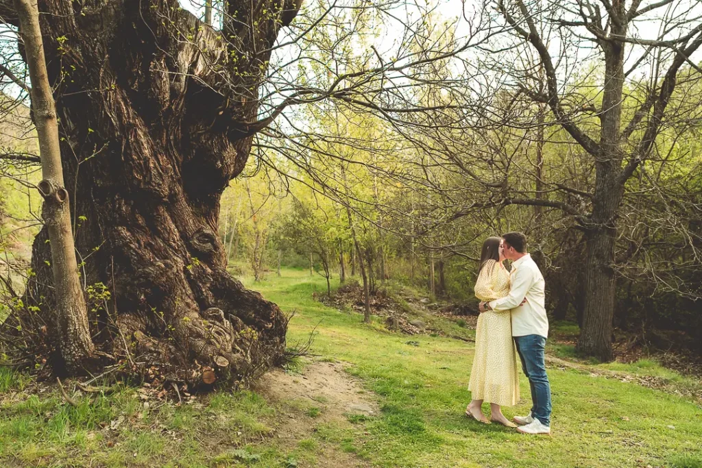 Rocío e Iván abrazados en un entorno natural de Granada