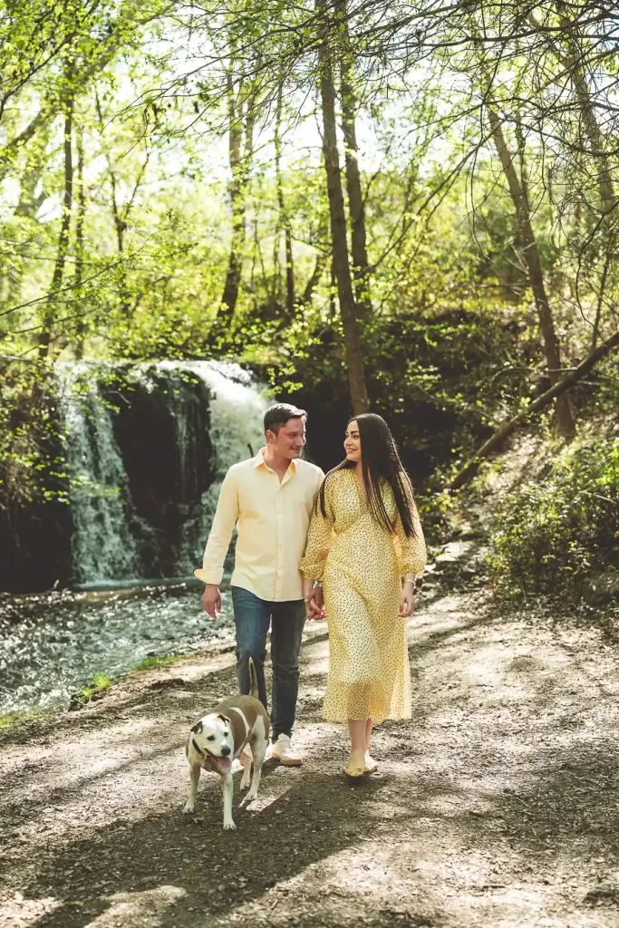 Rocío e Iván con su perro junto a una cascada en Granada