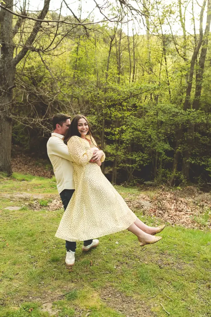 Rocío e Iván disfrutando juntos de su preboda en plena naturaleza