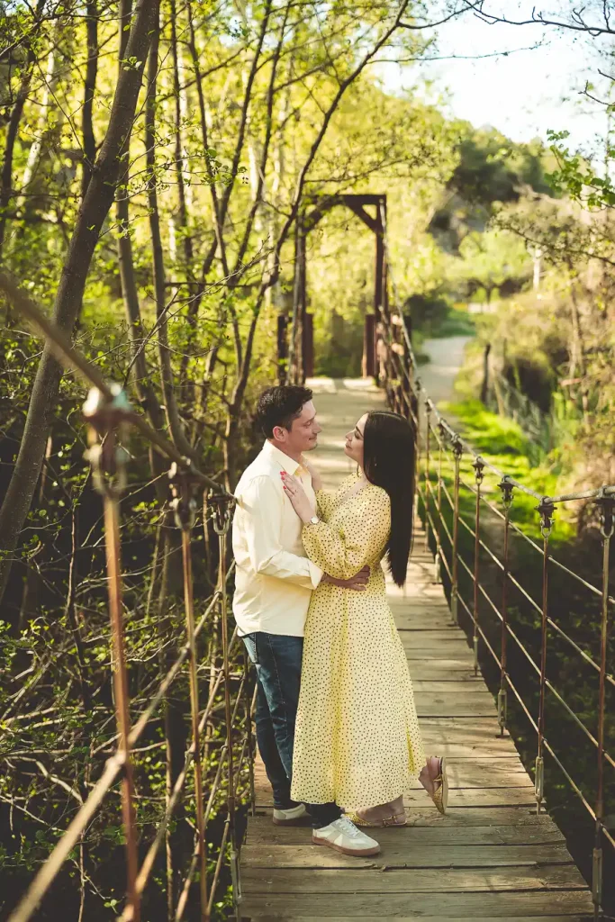 Rocío e Iván abrazados en un puente durante su preboda en Granada
