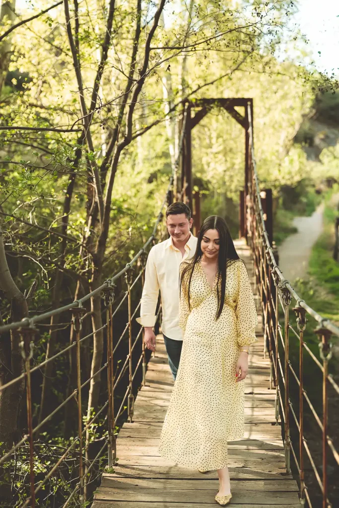 Rocío e Iván caminando por un puente de madera en Aldeire, Granada