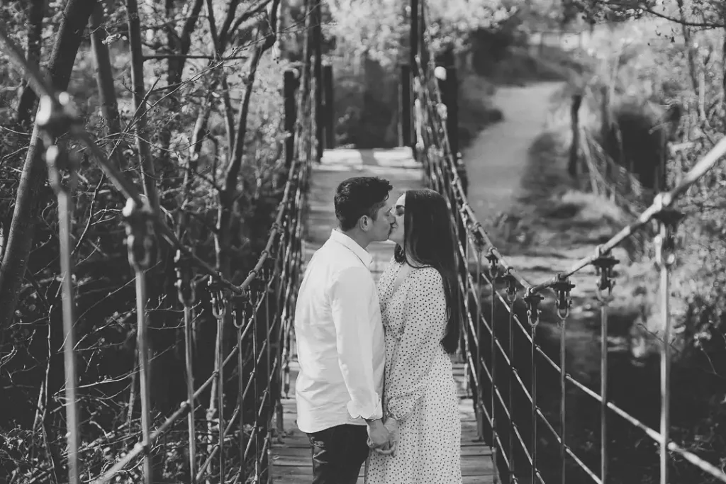 Fotografía en blanco y negro de Rocío e Iván en un puente durante su preboda