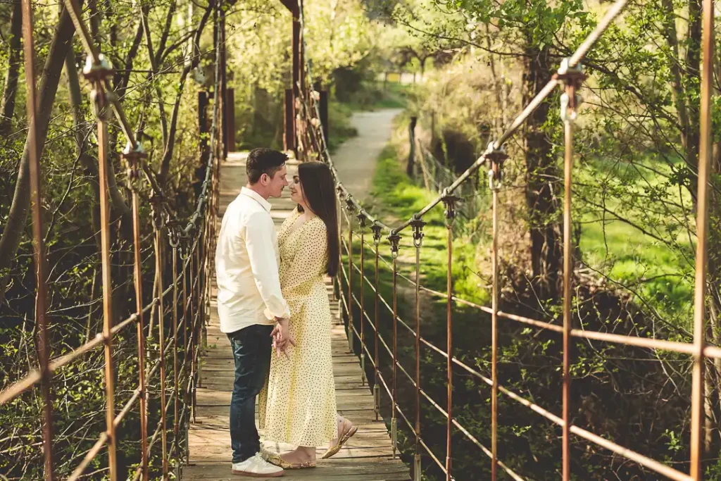 Rocío e Iván en un puente de madera durante su sesión de pareja en Granada